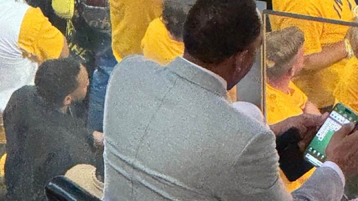  Stiven Ej Smit uhvaćen kako igra igrice tokom utakmice 