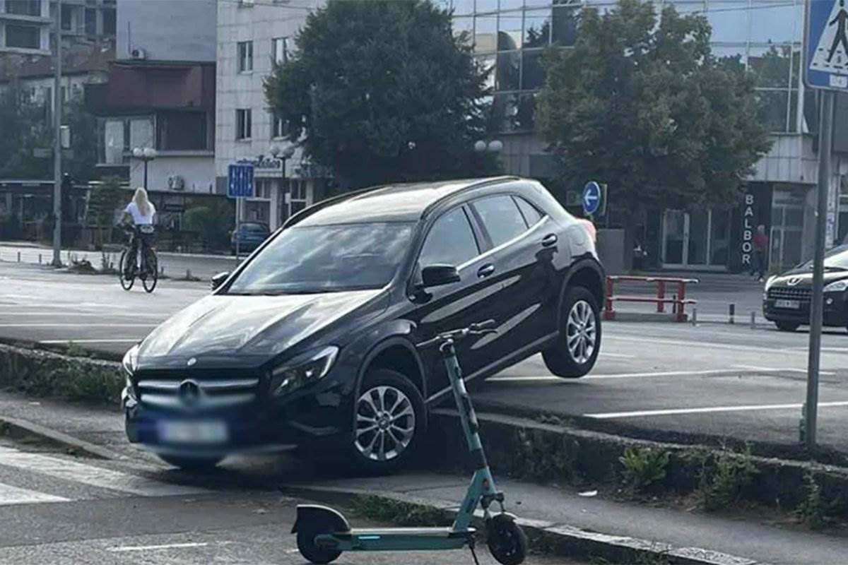 Auto spalo sa parkinga u Banjaluci Auto spalo sa parkinga u Banjaluci