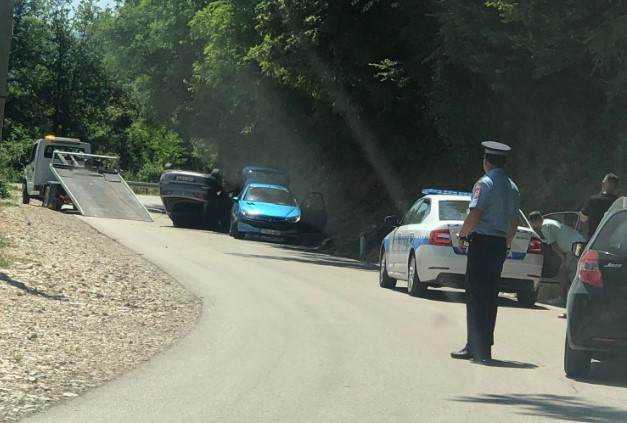  Teslić: Automobil završio na krovu 