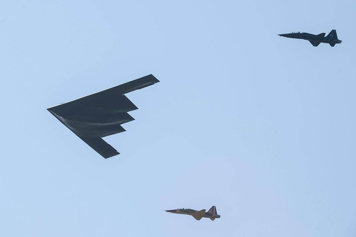 Šest američkih stelt bombardera B-2 kreću se ka Guamu Šest američkih stelt bombardera B-2 kreću se ka Guamu