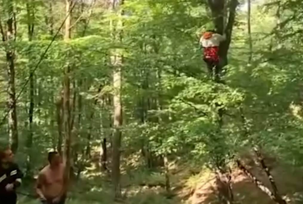  Nezgoda na paraglajding takmičenju: Kraljevčanin sletio na drvo, spašen nepovrijeđen (FOTO) 