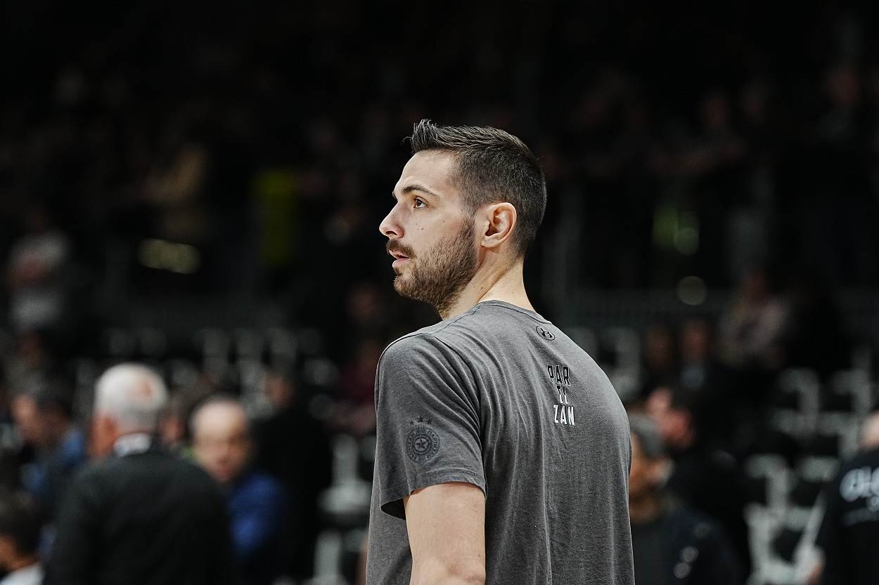  Navijači Crvene zvezde gađali Papapetrua ajfonom od 1.000 evra  