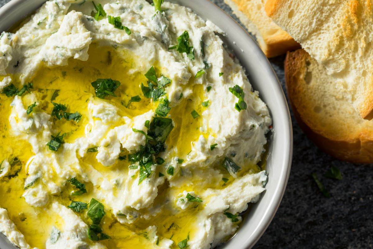 Recept za namaz sa feta sirom i bijelim lukom Recept za namaz sa feta sirom i bijelim lukom