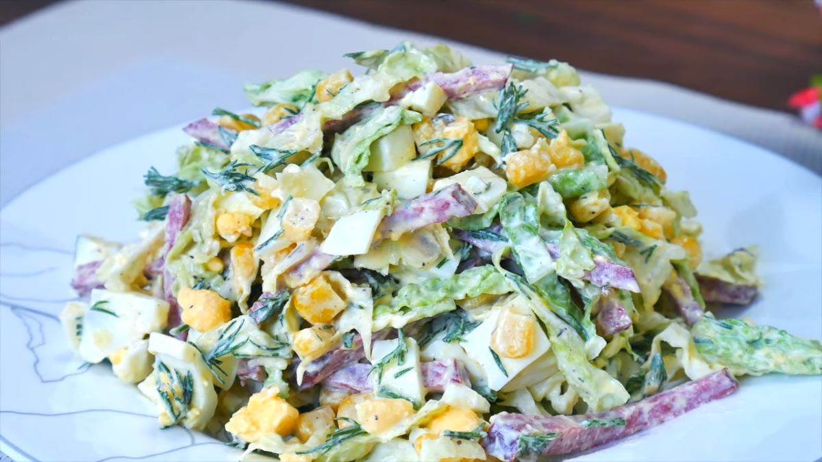  salata sa kuvanim jajima, kupusom i kobasicama 