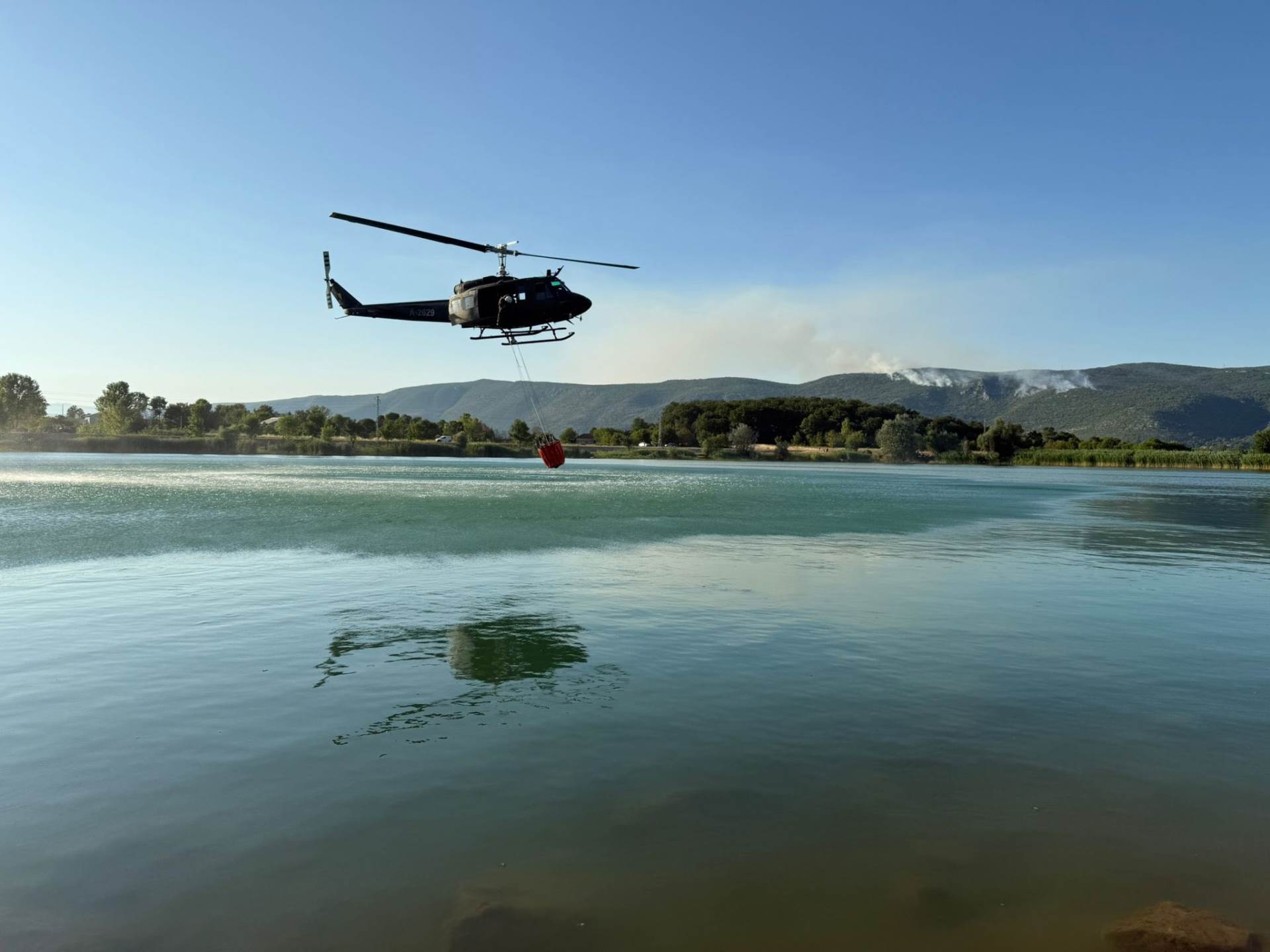  Helikopter gasi požar u Mostaru 