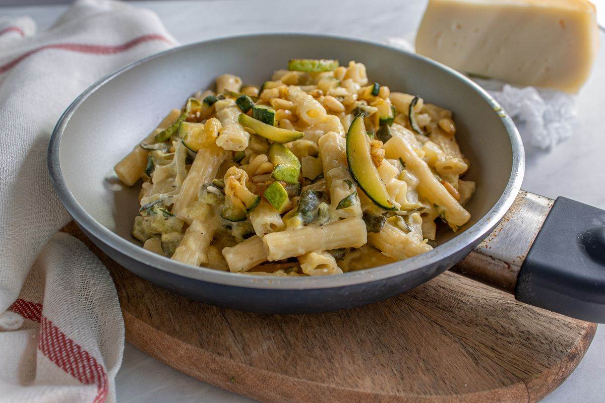 Recept za pastu sa tikvicama, orasima i krem sirom Recept za pastu sa tikvicama, orasima i krem sirom