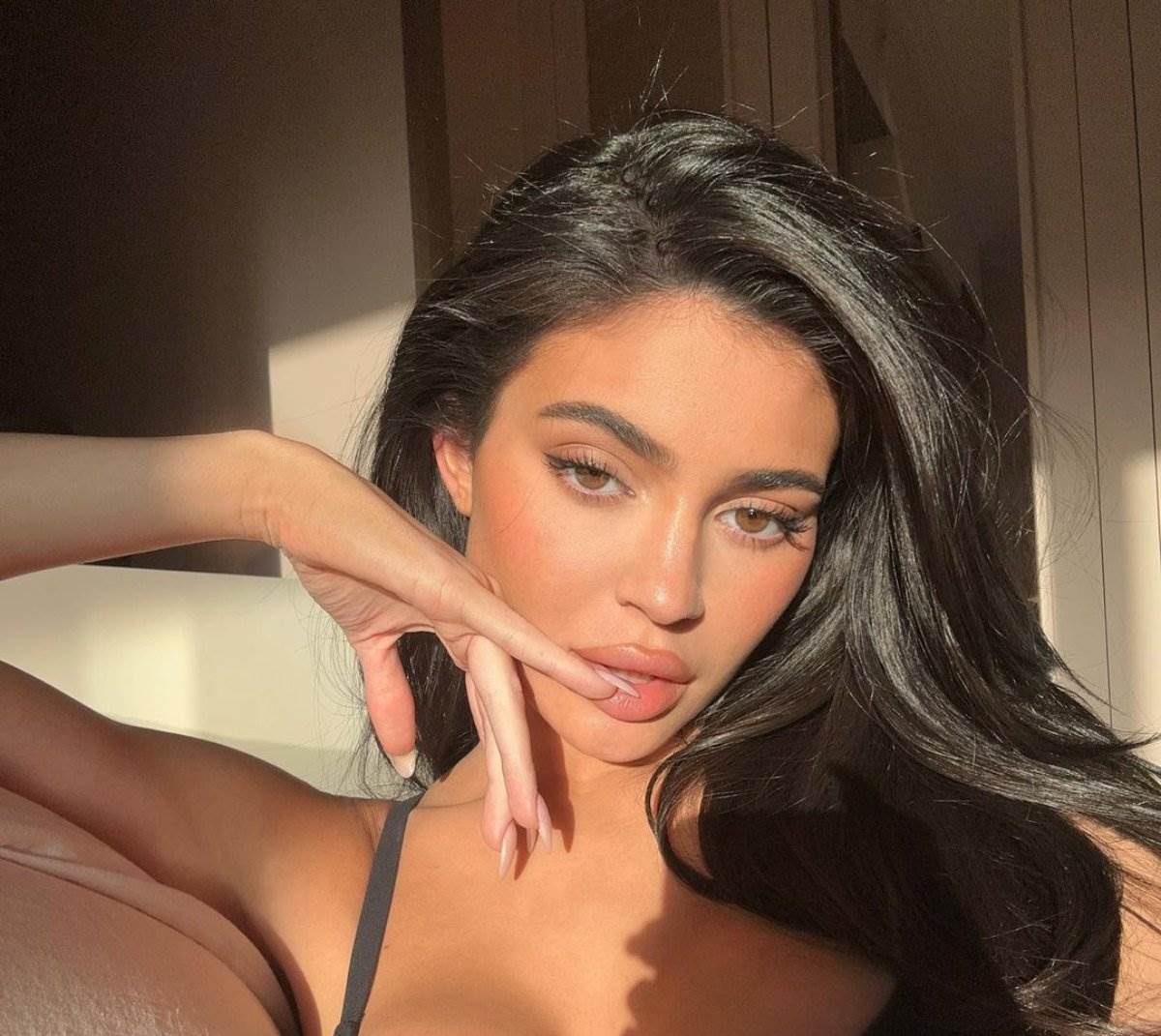  Kajli Džener u bijeloj haljini na vjenčanju Džefa Bezosa i Loren Sančez 