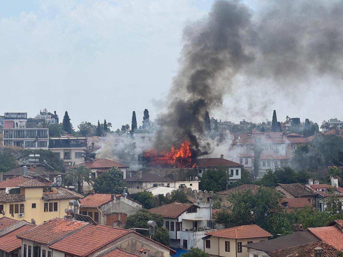 Ogroman požar izbio u hotelu u Antaliji 
