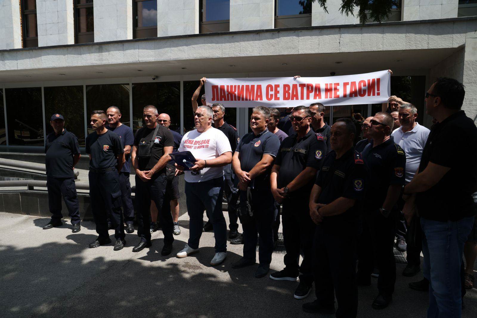  Vatrogasci ispred NSRS zbog novog zakona 