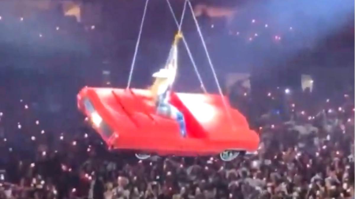 Bijonse vrisnula "stanite" i zaustavila koncert: Zamalo tragedija dok je visila u automobilu iznad publike Bijonse vrisnula "stanite" i zaustavila koncert: Zamalo tragedija dok je visila u automobilu iznad publike