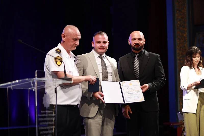 Ramo Isak uručio sinu Rusmiru zlatnu značku na obilježavanju Dana policije u FBiH Ramo Isak uručio sinu Rusmiru zlatnu značku na obilježavanju Dana policije u FBiH