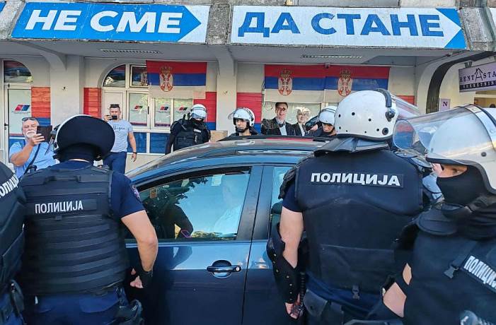  Novi Sad pod blokadama: Uhapšen autoprevoznik koji je prevozio studente, prijetio da će se zapaliti (FOTO/VIDEO) 