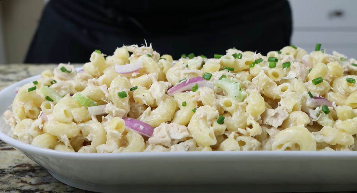 Pasta-salata sa tunjevinom i ljubičastim lukom Pasta-salata sa tunjevinom i ljubičastim lukom