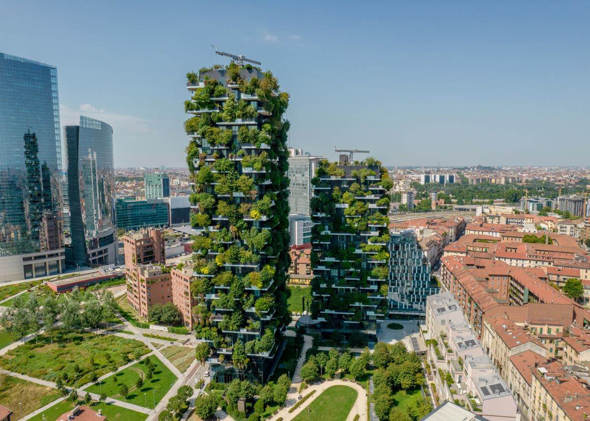 Vertikalna šuma u Milanu: Zgrada obrasla drvećem koja smanjuje temperaturu za 3 stepena Vertikalna šuma u Milanu: Zgrada obrasla drvećem koja smanjuje temperaturu za 3 stepena