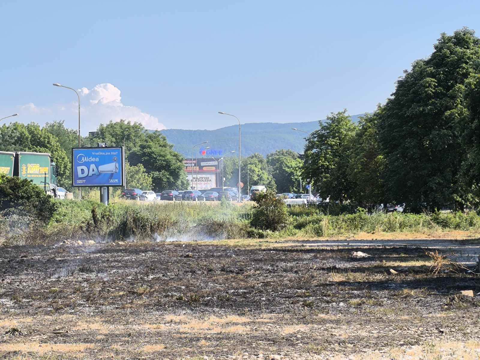 Vatrogasci objavili snimke: Ovako izgleda livada nakon ugašenog požara na Zapadnom tranzitu Vatrogasci objavili snimke: Ovako izgleda livada nakon ugašenog požara na Zapadnom tranzitu