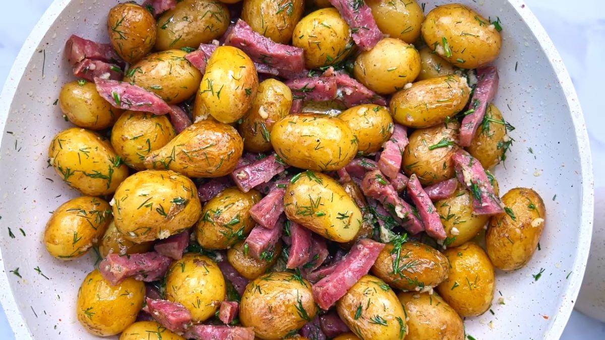 Mladi krompirići i kobasica iz rerne Mladi krompirići i kobasica iz rerne