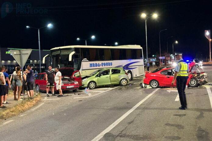  Teška nesreća kod Kozarca: Više povrijeđenih u sudaru autobusa i tri automobila 