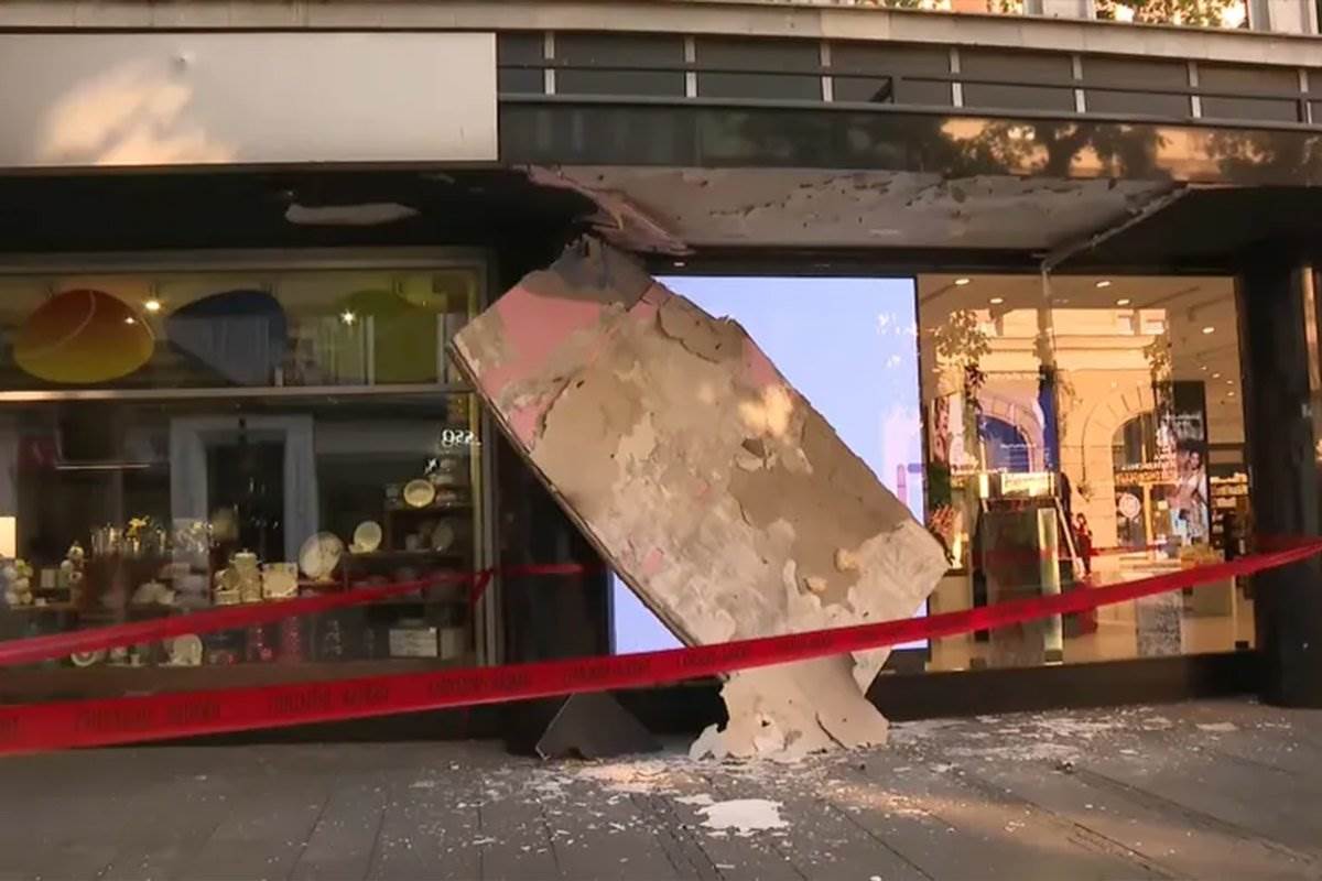  Srušio se dio nadstrešnice u Beogradu 