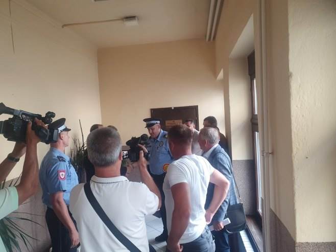  Zaključane kancelarije u Tesliću: Sudska policija interveniše nakon presude o povratku Škrebića i Jo 