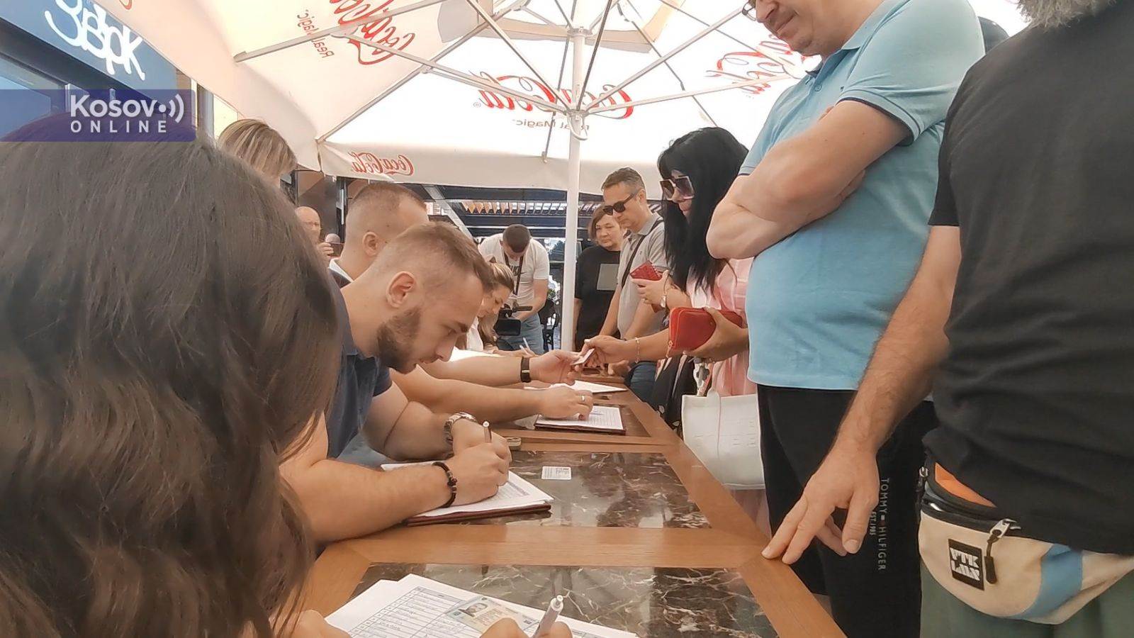  Redovi za peticiju protiv novih mostova na Ibru u Kosovskoj Mitrovici 