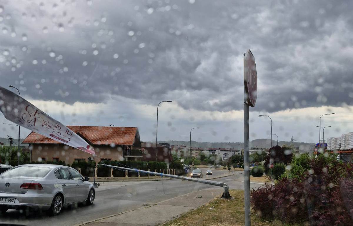 Kratkotrajno nevrijeme pogodilo Banjaluku Kratkotrajno nevrijeme pogodilo Banjaluku
