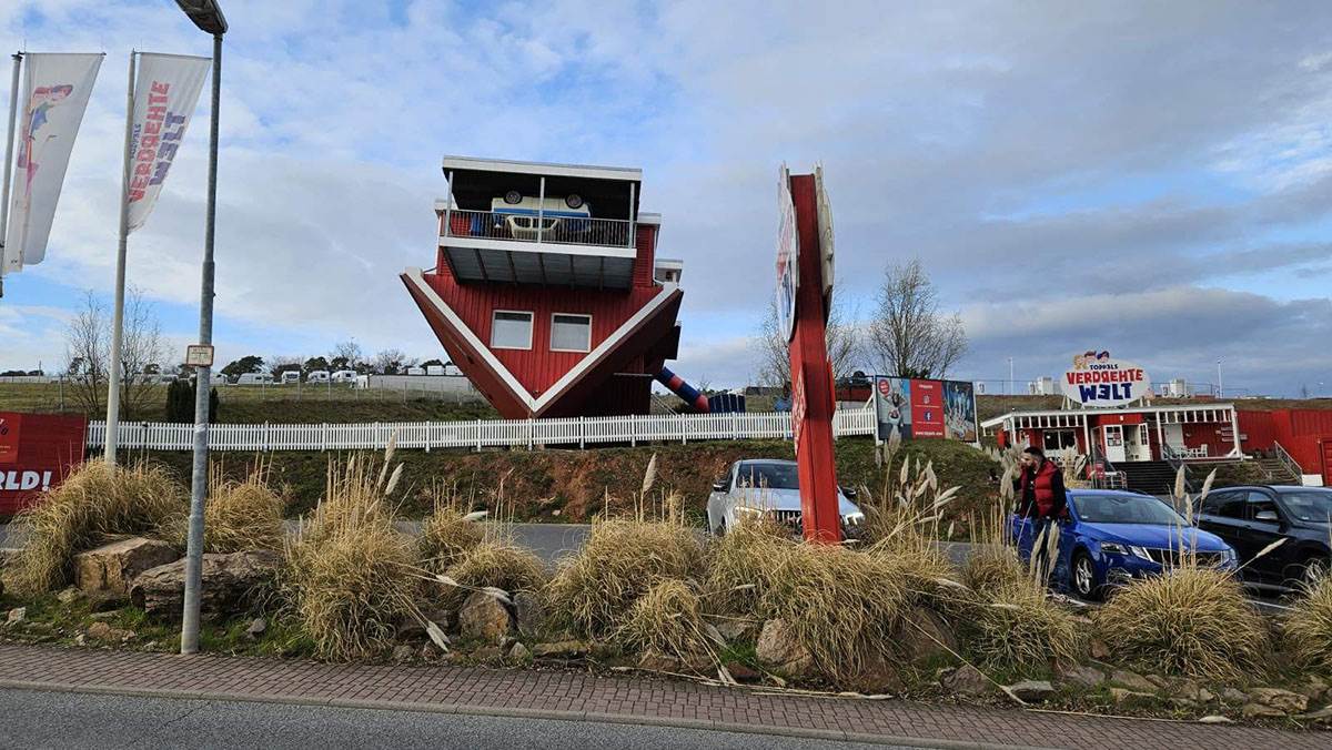 prevrnuta kuća u njemačkoj turistička atrakcija prevrnuta kuća u njemačkoj turistička atrakcija