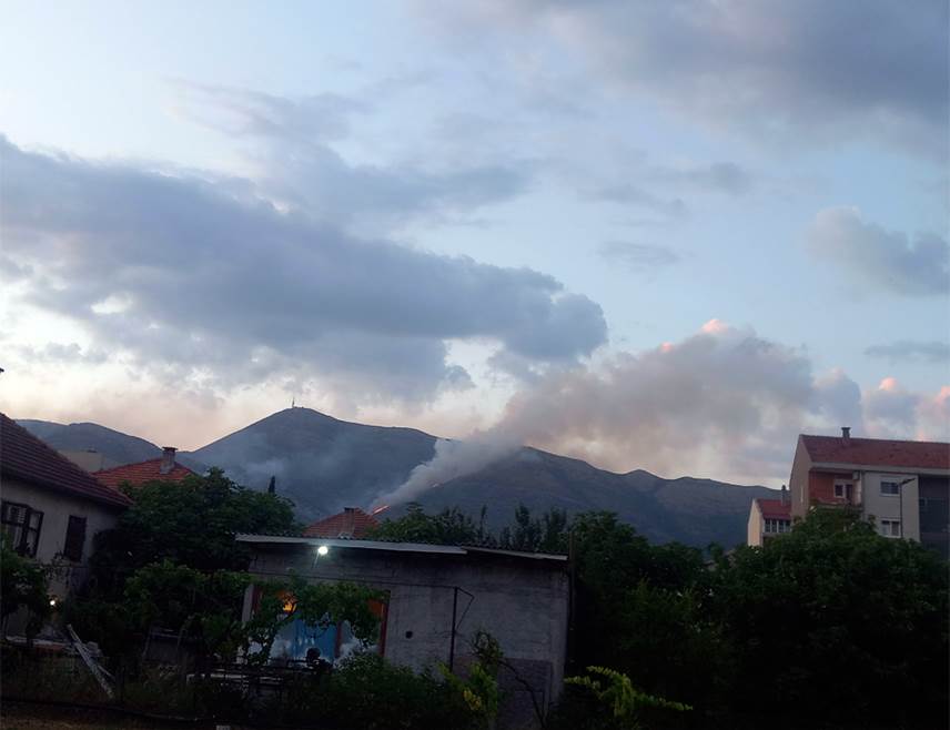 Vatrogasci brane kuće od širenja požara na Leotaru Vatrogasci brane kuće od širenja požara na Leotaru