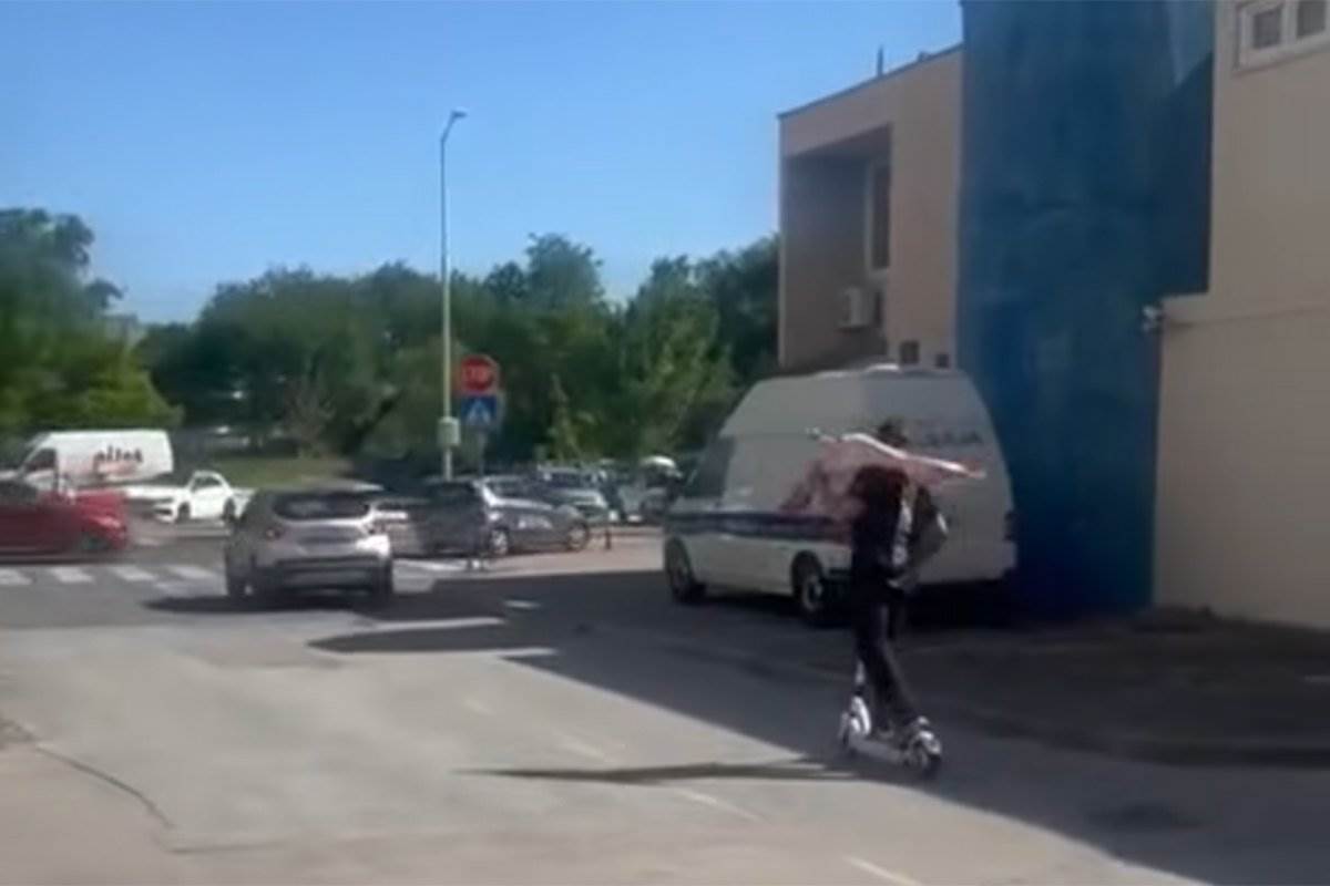 Hit video iz Omiša: Muškarac na trotinetu sa jagnjetom na ramenu nasmijao region Hit video iz Omiša: Muškarac na trotinetu sa jagnjetom na ramenu nasmijao region