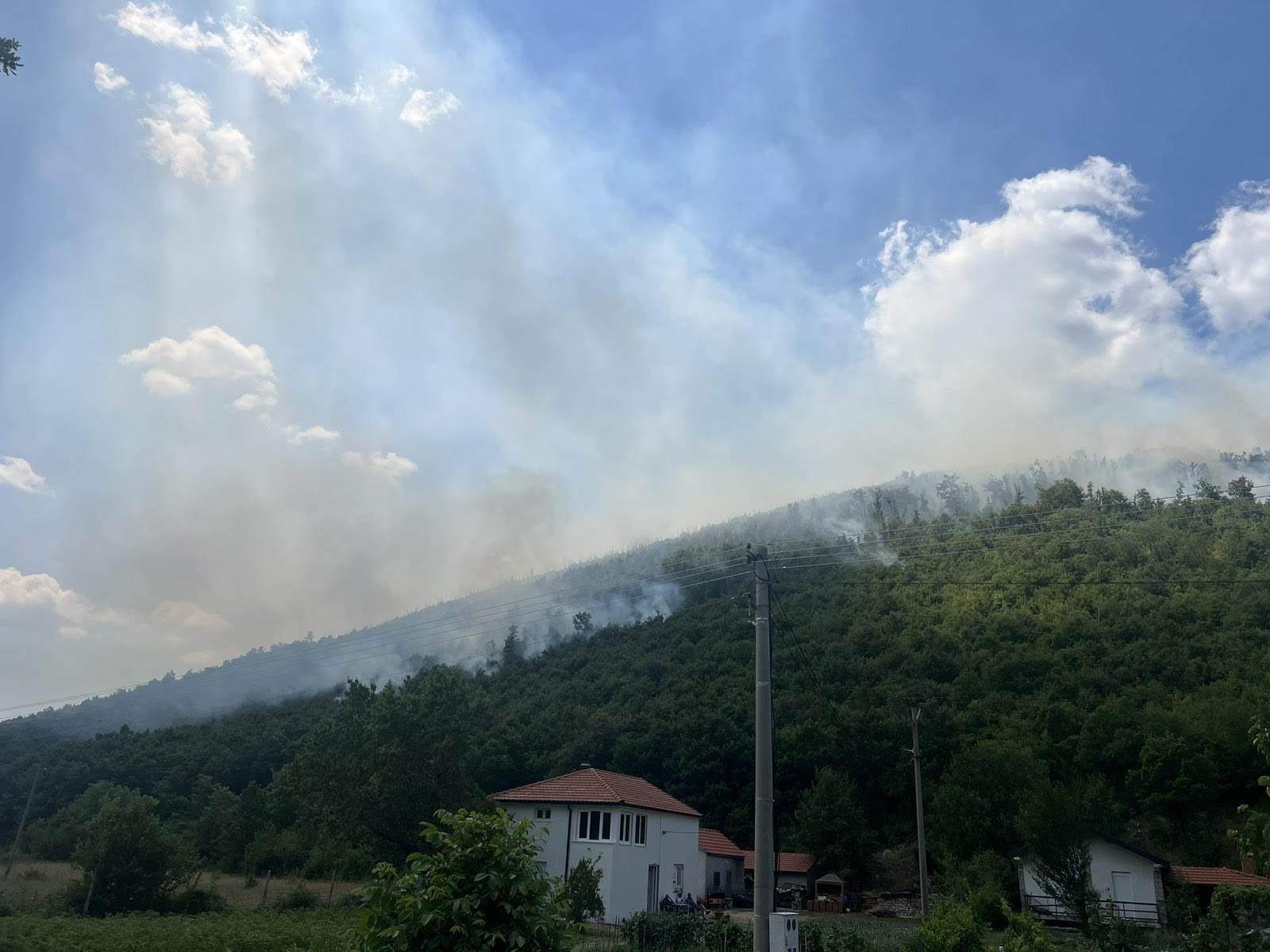Aktivan požar u trebinjskom selu Jasen Aktivan požar u trebinjskom selu Jasen