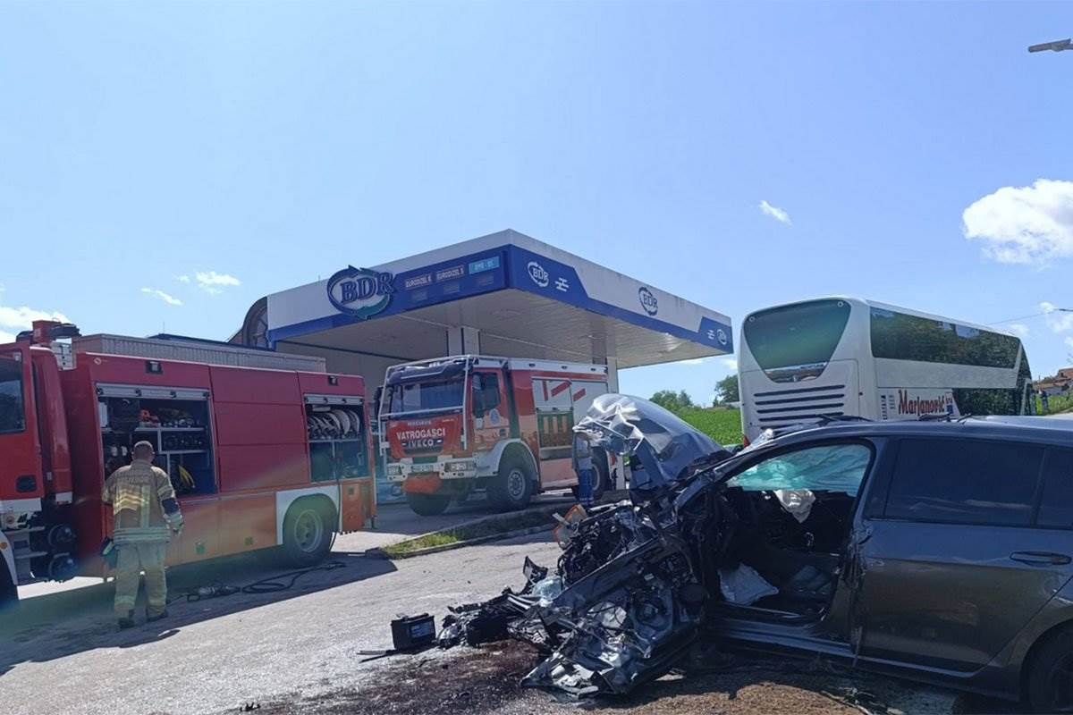  Prijedor: Sudar autobusa i automobila 