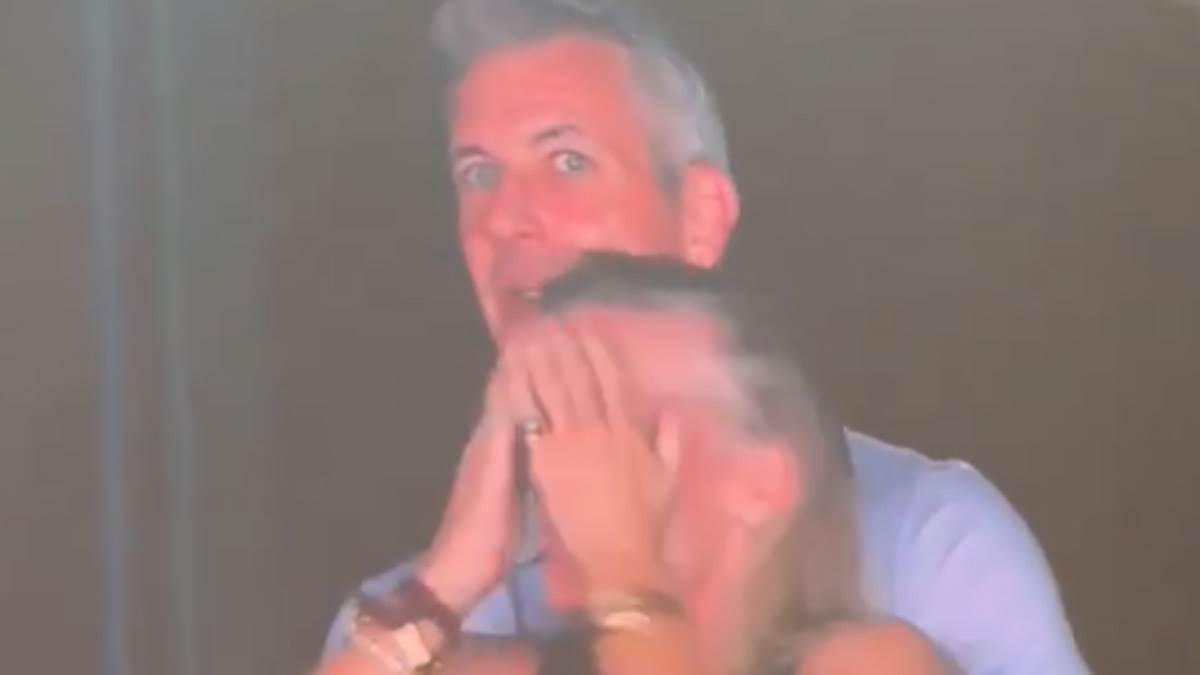 smjena i otkaz zbog afere na koncertu coldplay smjena i otkaz zbog afere na koncertu coldplay