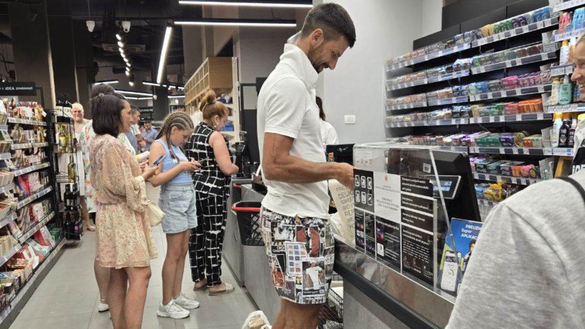 Novak Đoković uhvaćen u marketu u Crnoj Gori Novak Đoković uhvaćen u marketu u Crnoj Gori