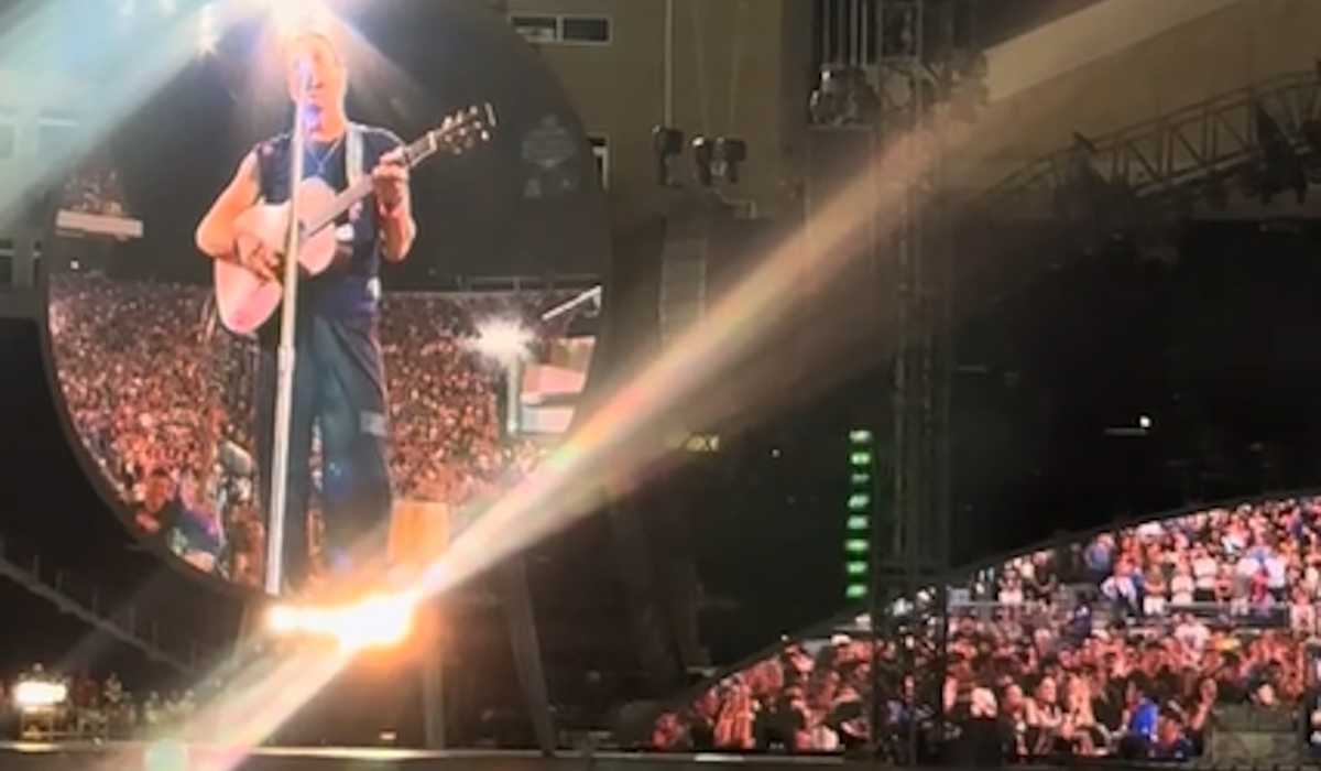  Kris Martin upozorava publiku na koncertu 