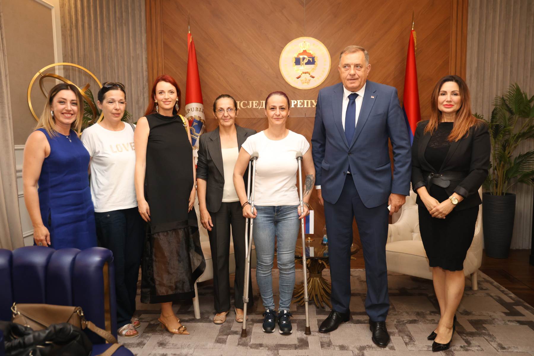  Dodik sa volonterima azila na Manjači 