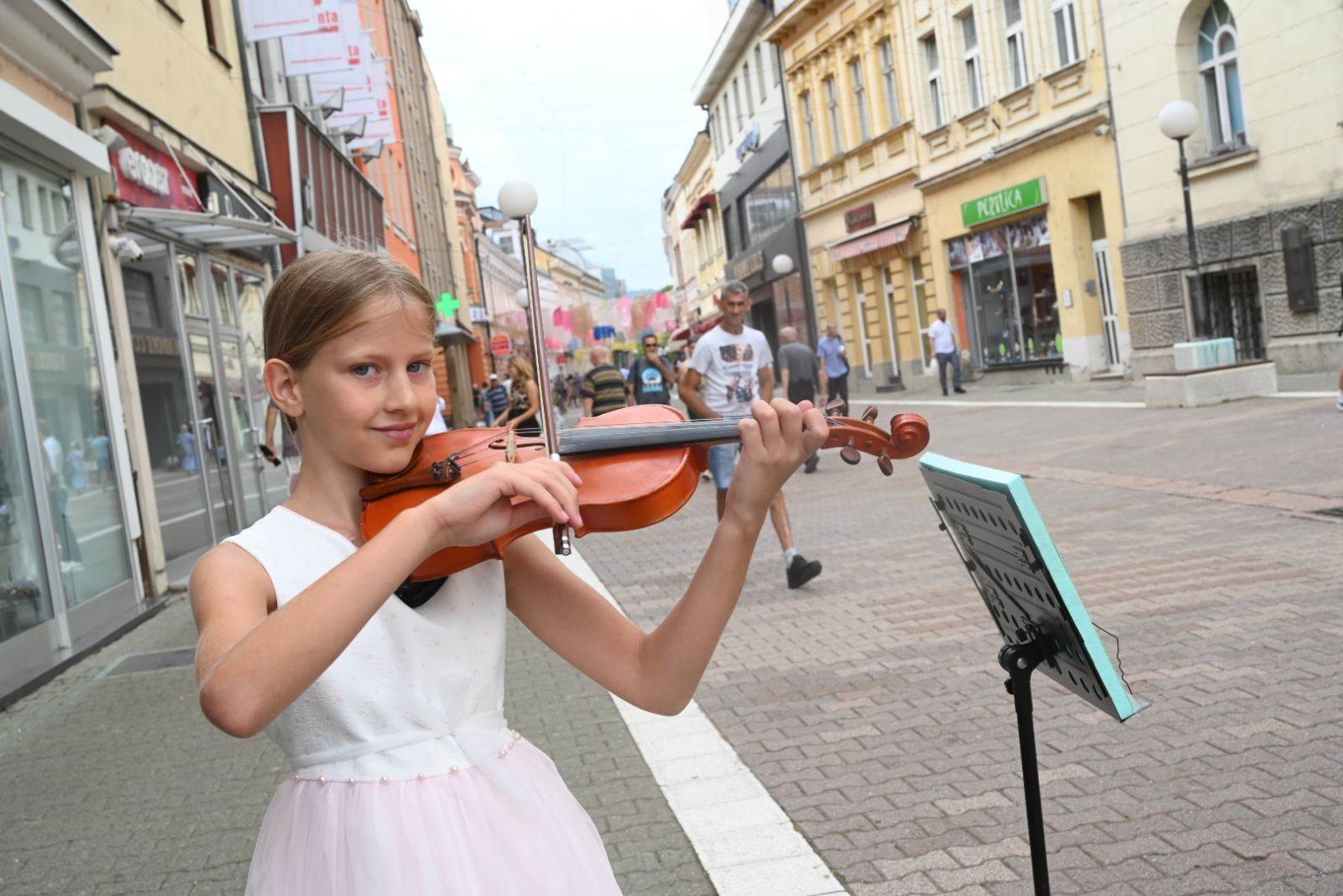  Dodik posjetio djevojčicu Vanju i poklonio novac za terapeutskog konja 
