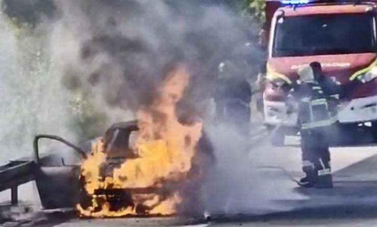 Zapalio se auto na auto putu 9 januar Zapalio se auto na auto putu 9 januar