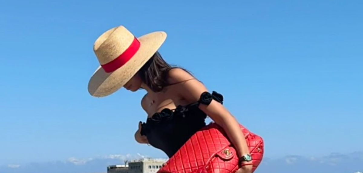  Đina Džinović na plažu ponela 14.000 e i svi gledaju šta drži u ruci 