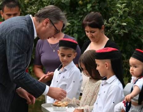  vučić sa srbima iz Krajine 