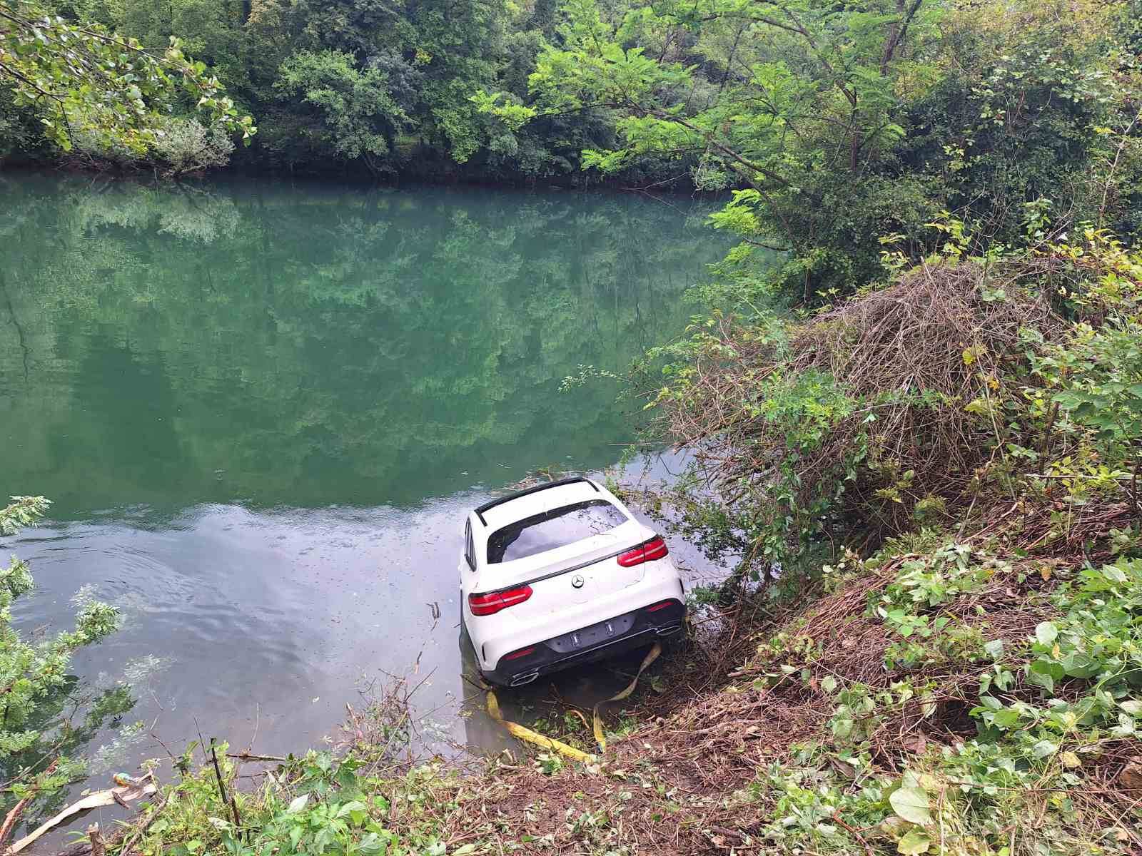  Vatrogasci izvlačili auto iz Vrbasa 