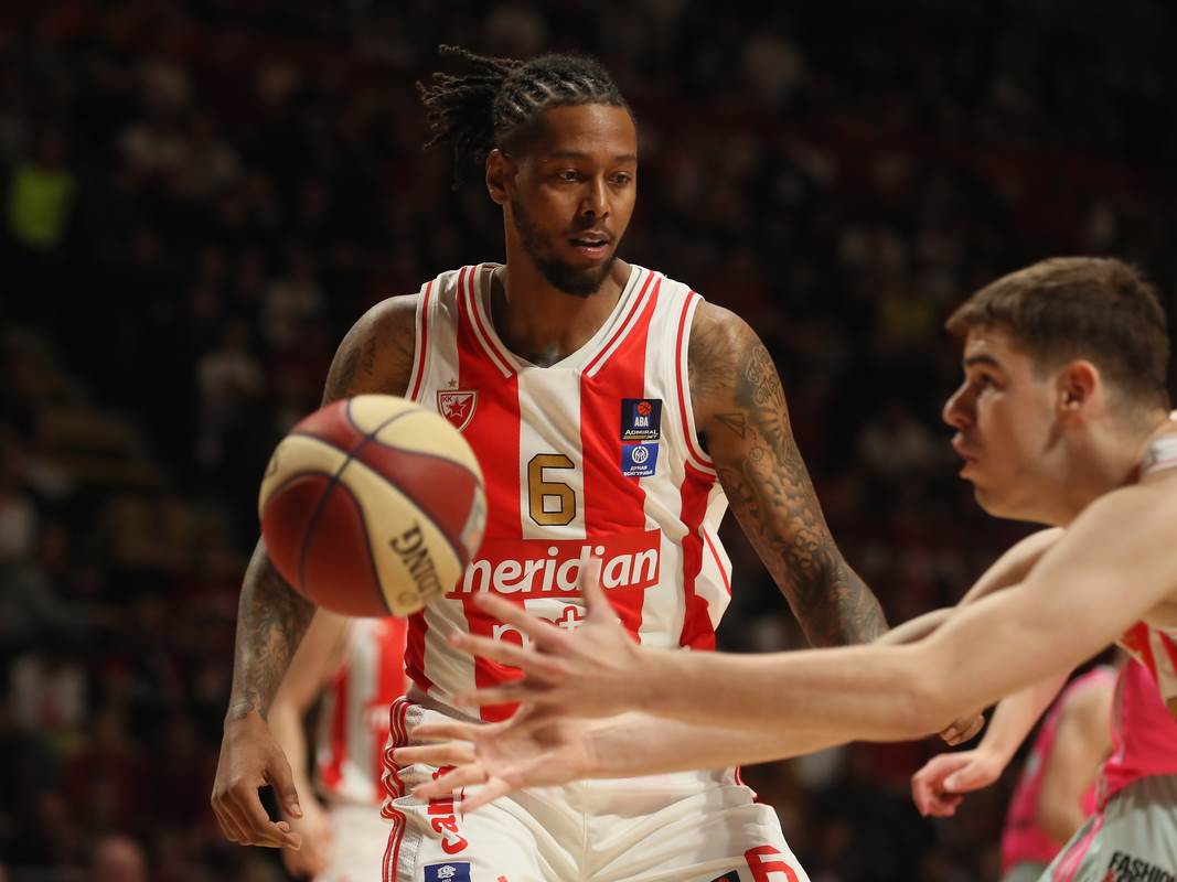  Trej Tompkins igra košarku u Tajvanu 