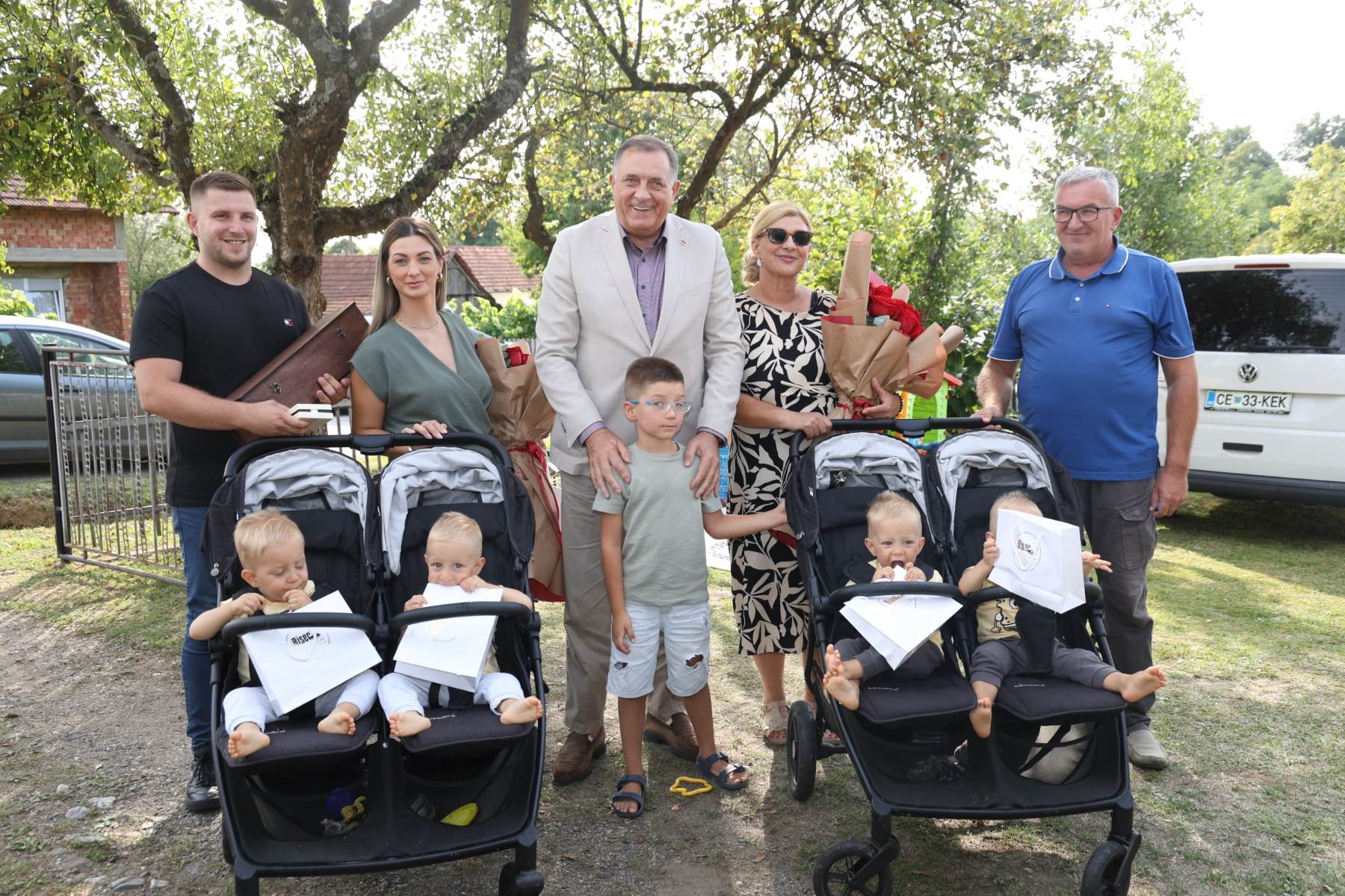  Dodik poklonio stan roditeljima četvorki 