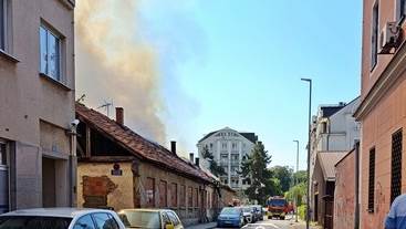  Ugašen požar u centru Bijeljine: Gorio napušteni objekat 
