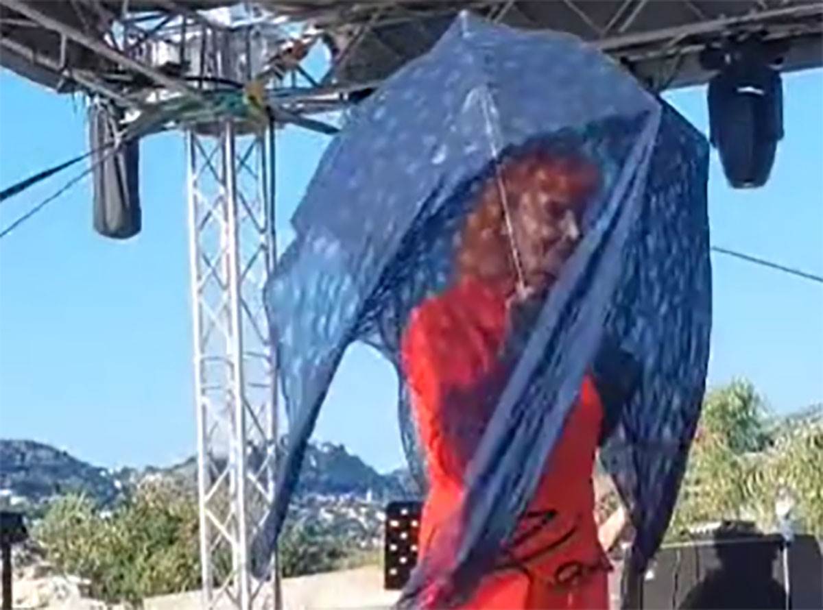  Josipa Lisac nastupila sa kišobranom i maramom 