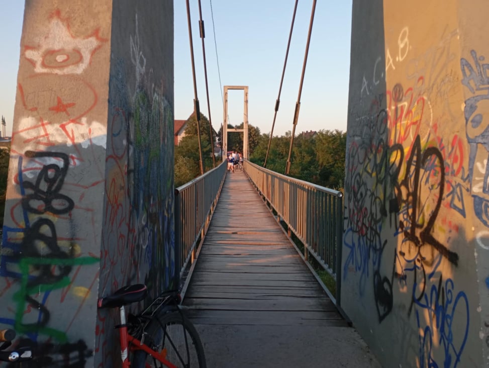  Djevojčica propala kroz dotrajale daske na pješačkom mostu 