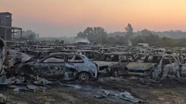  Veliki požar u Grčkoj: Izgorjelo 550 oduzetih automobila na carinskom parkingu (FOTO) 