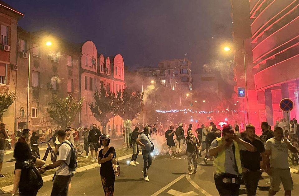 Novi Sad: Sukob demonstranata i pristalica SNS-a 