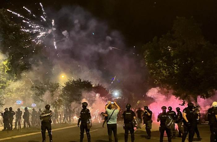  Tenzije širom Srbije: Eskalacija protesta u Novom Sadu, kolona građana blokirala Slaviju u Beogradu 