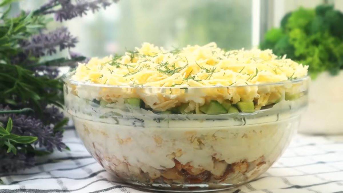  Pileća salata sa krastavcima i sirom 