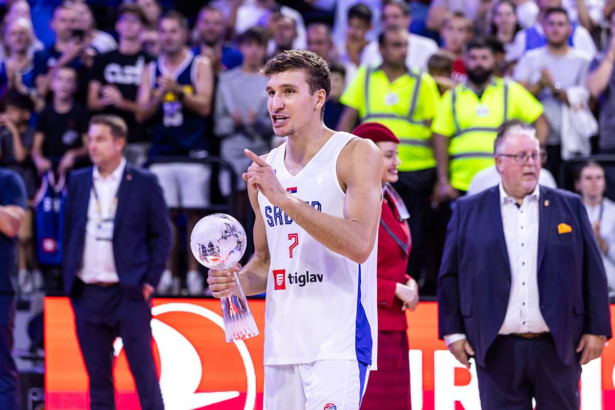  Bogdan Bogdanović dao pehar Nikoli Topiću  