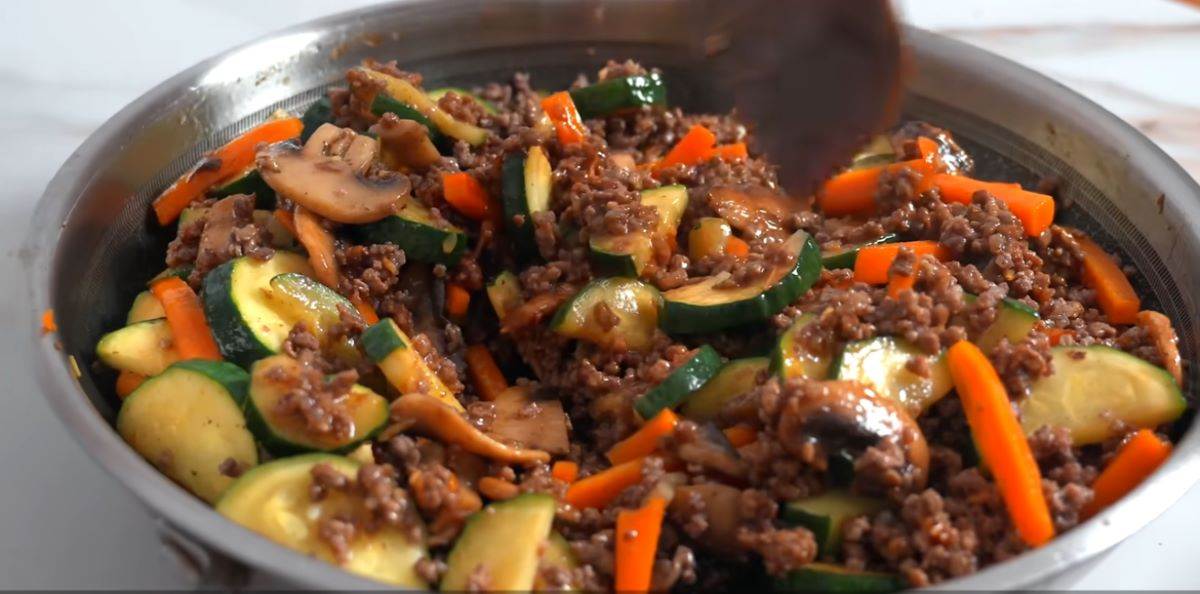  Sočne tikvice sa mljevenim mesom u pikantnom sosu 